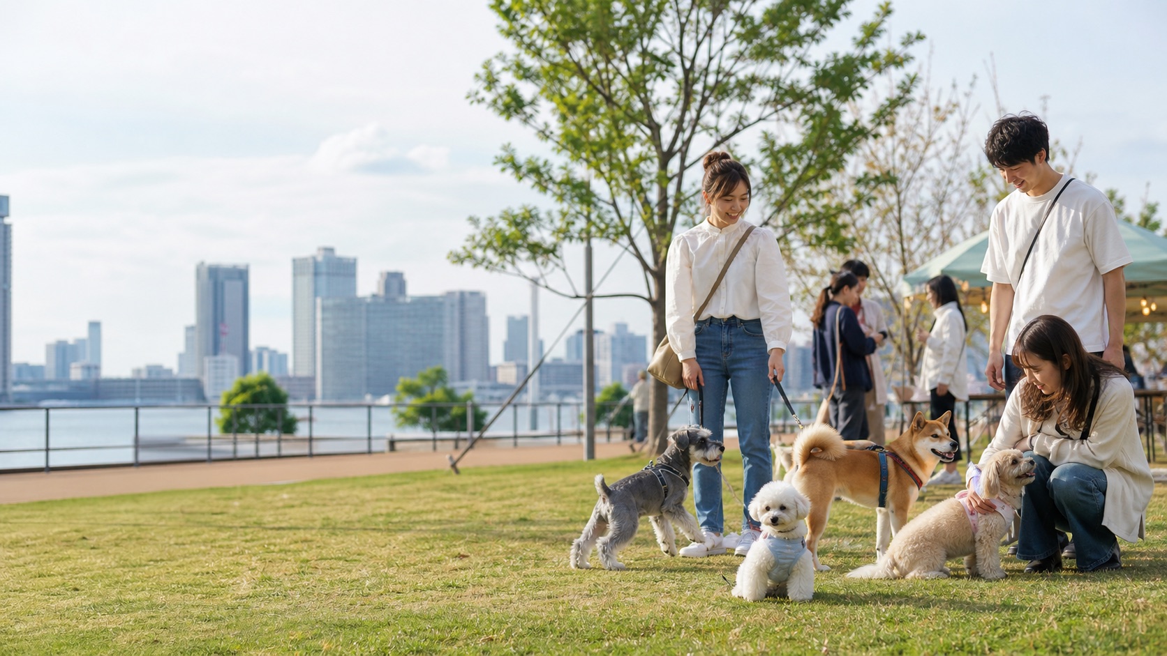 ベイサイドのドッグパークで愛犬と過ごす家族
